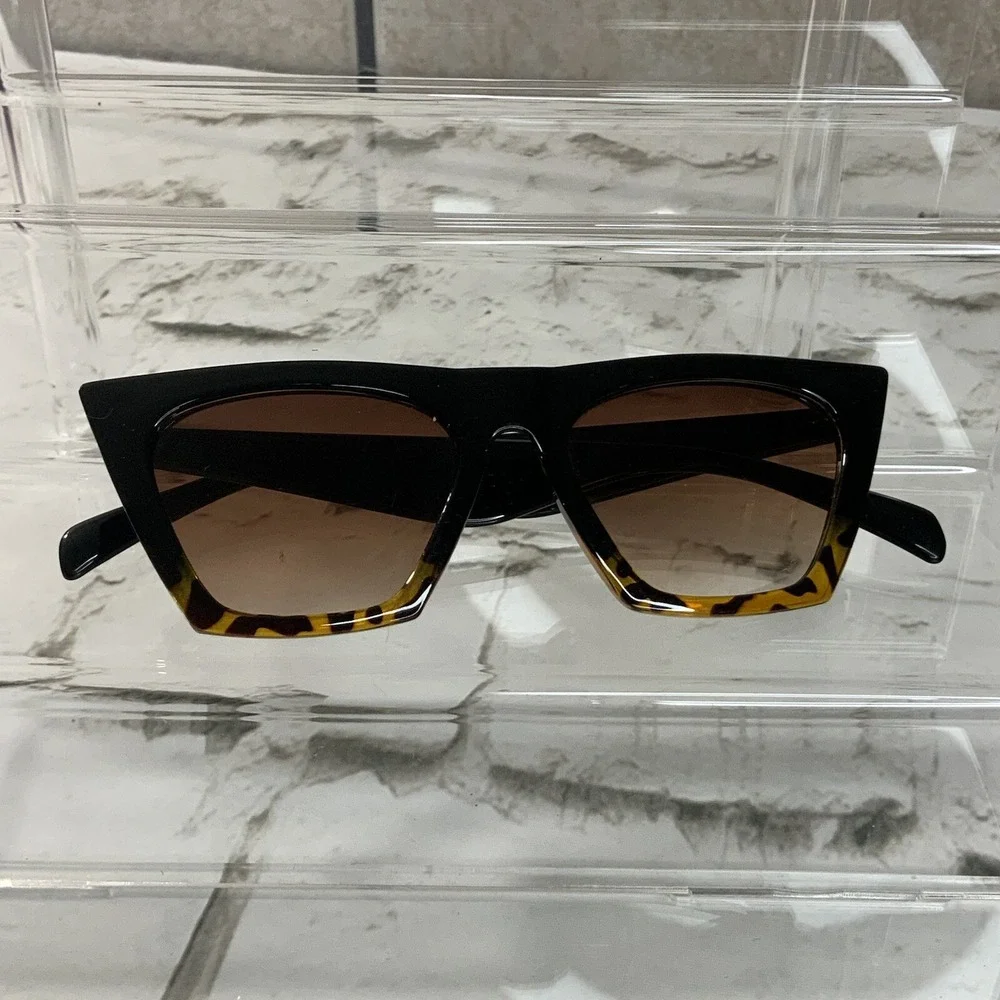 Plastic Sunglasses Unbranded Tortoise Shell Print Scuffed Brown Lenses